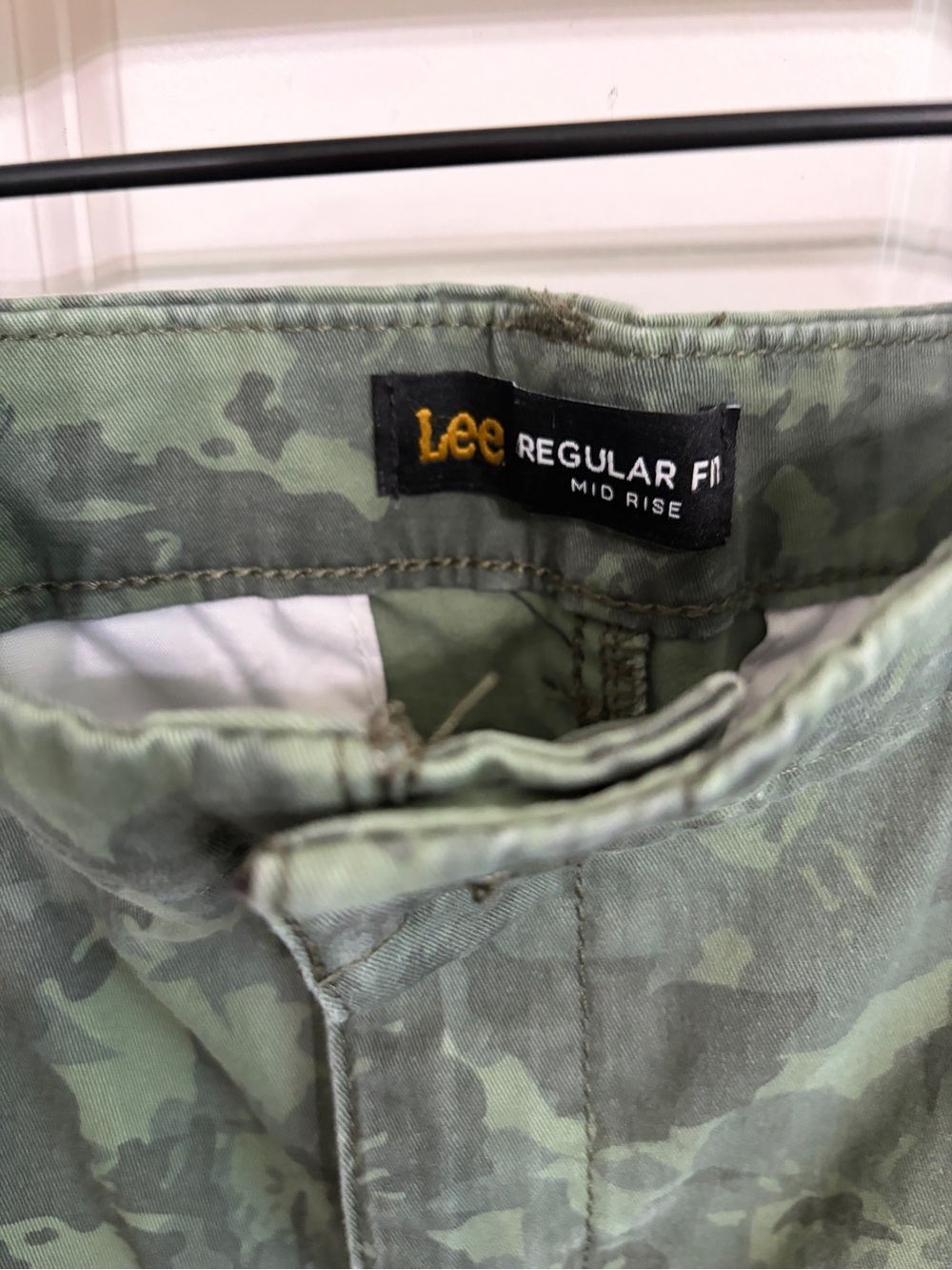 Great condition Lee women’s size 14 mid rise Green Camo Floral Shorts. So cool - Picture 6 of 13